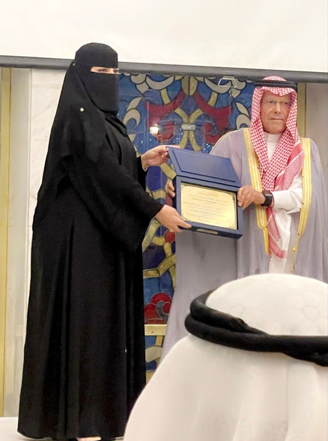 تكريم د. منى القحطاني في منتدى ثلوثية با محسون الثقافي بمناسبة اليوم الوطني 94